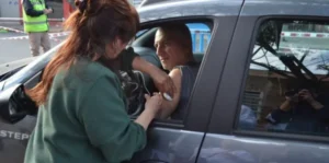 Autovac y la “vacuneta”: dónde y cuándo vacunarse sin bajar del auto y el recorrido del vacunatorio móvil